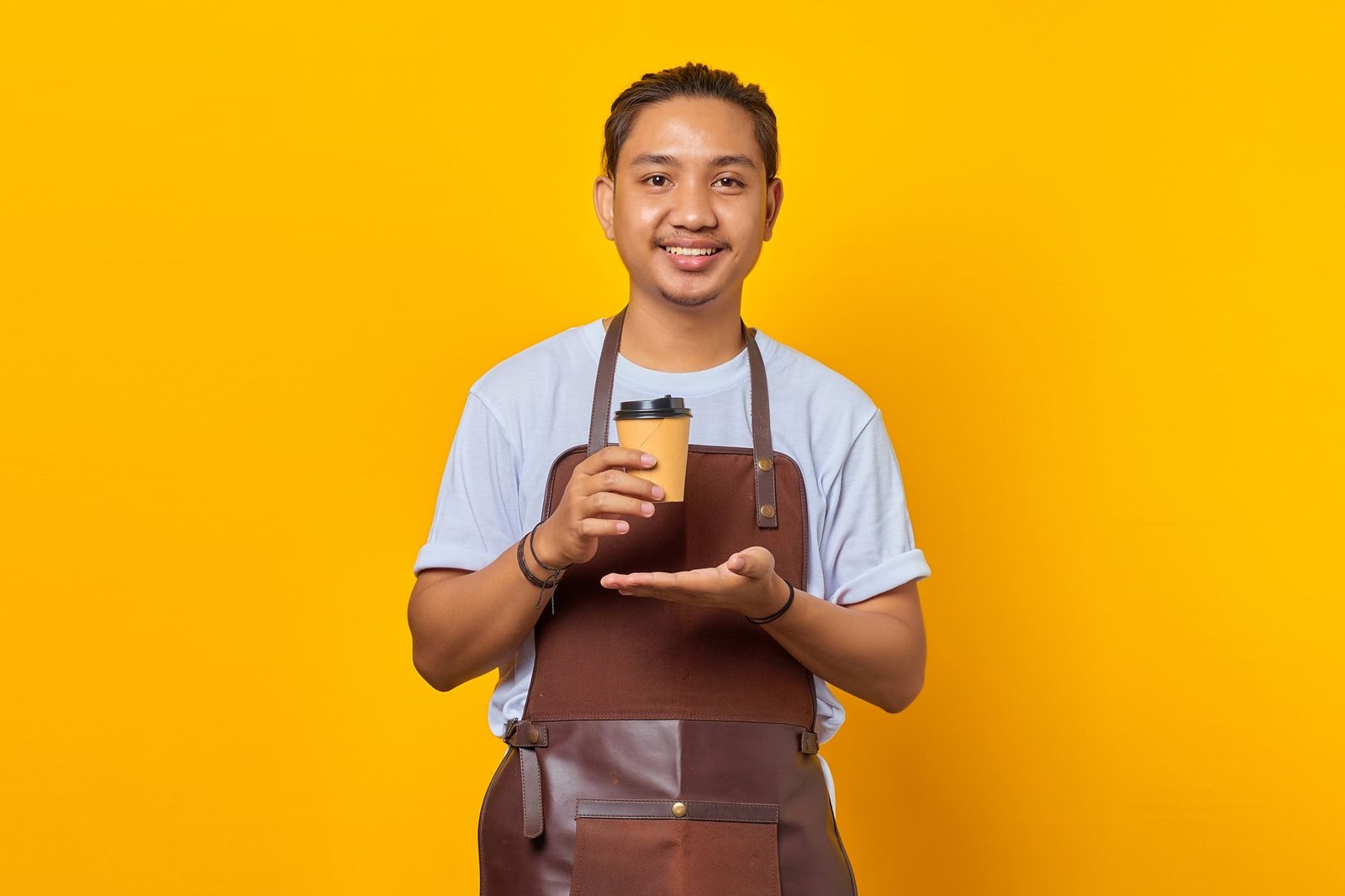Foto gerai franchise kopi murah dengan logo modern, menampilkan barista menyajikan espresso