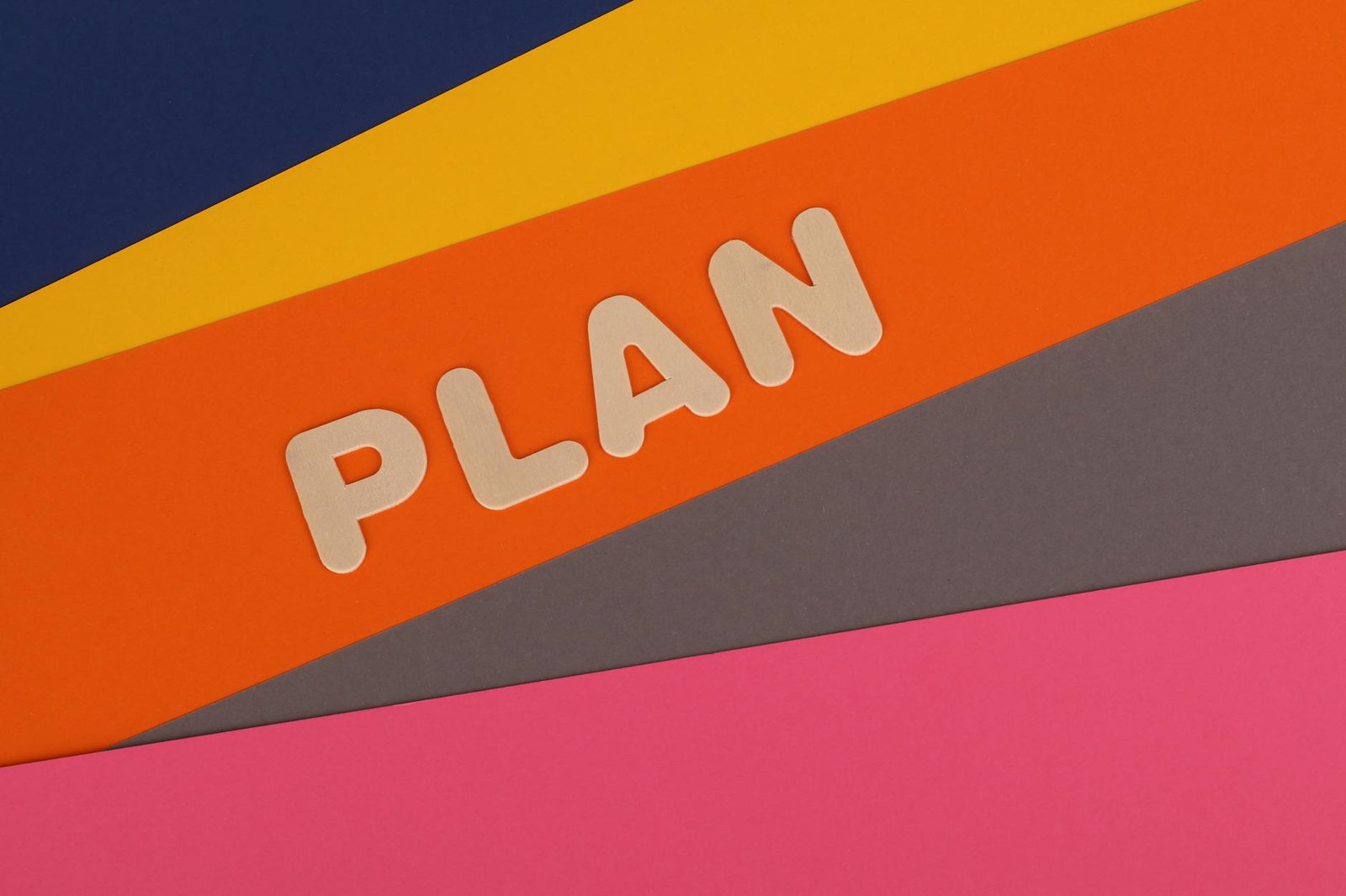 Contoh business plan sederhana dengan ringkasan visi, strategi, dan proyeksi keuangan