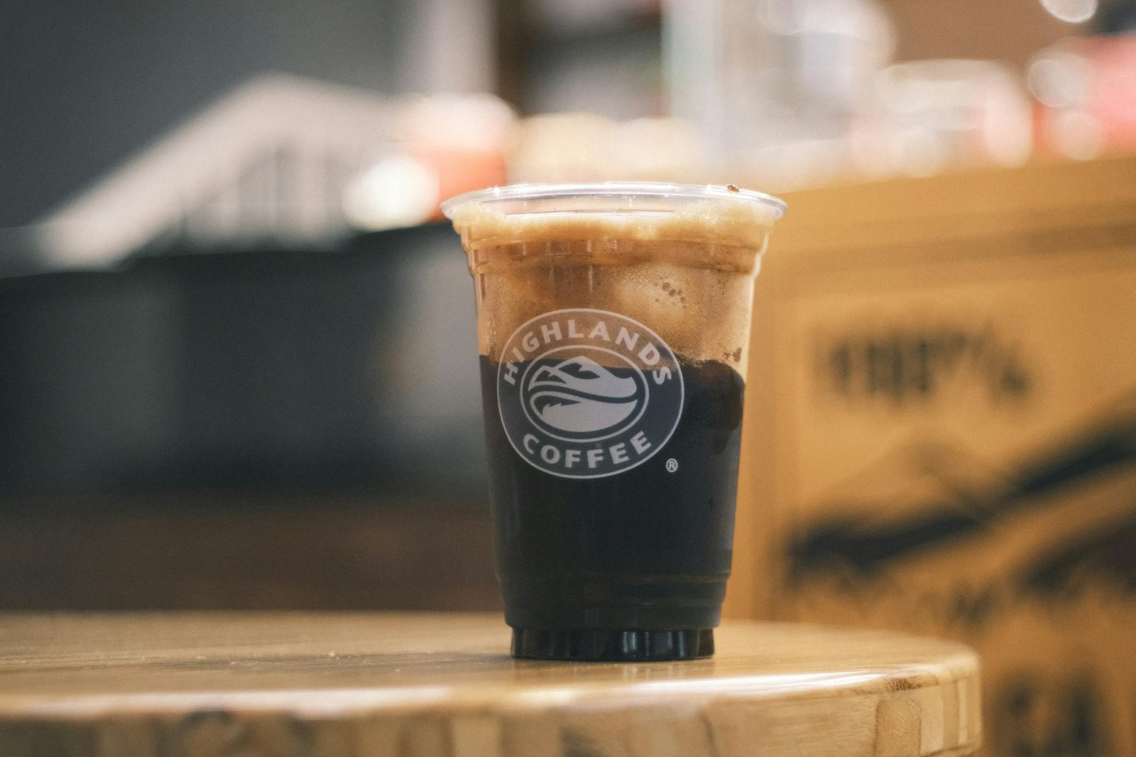 Foto gerai franchise kopi murah dengan interior modern dan pelanggan menikmati kopi