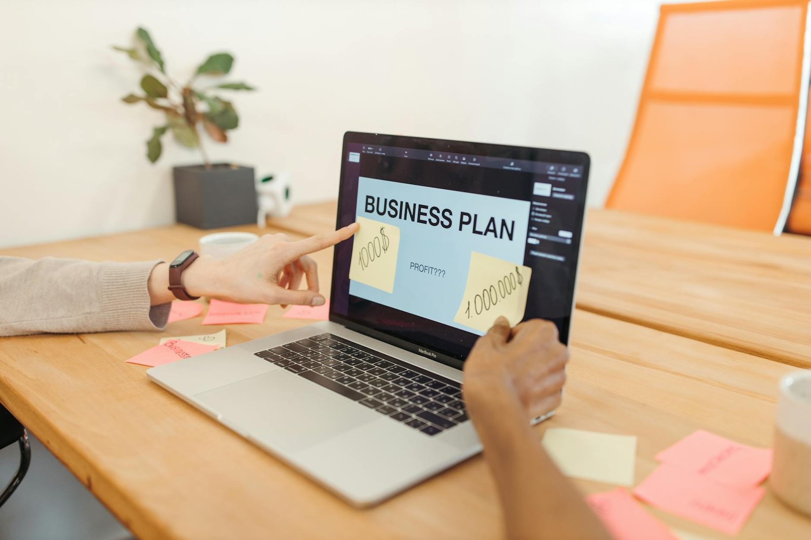Contoh business plan sederhana dengan format satu halaman dan ringkasan keuangan.