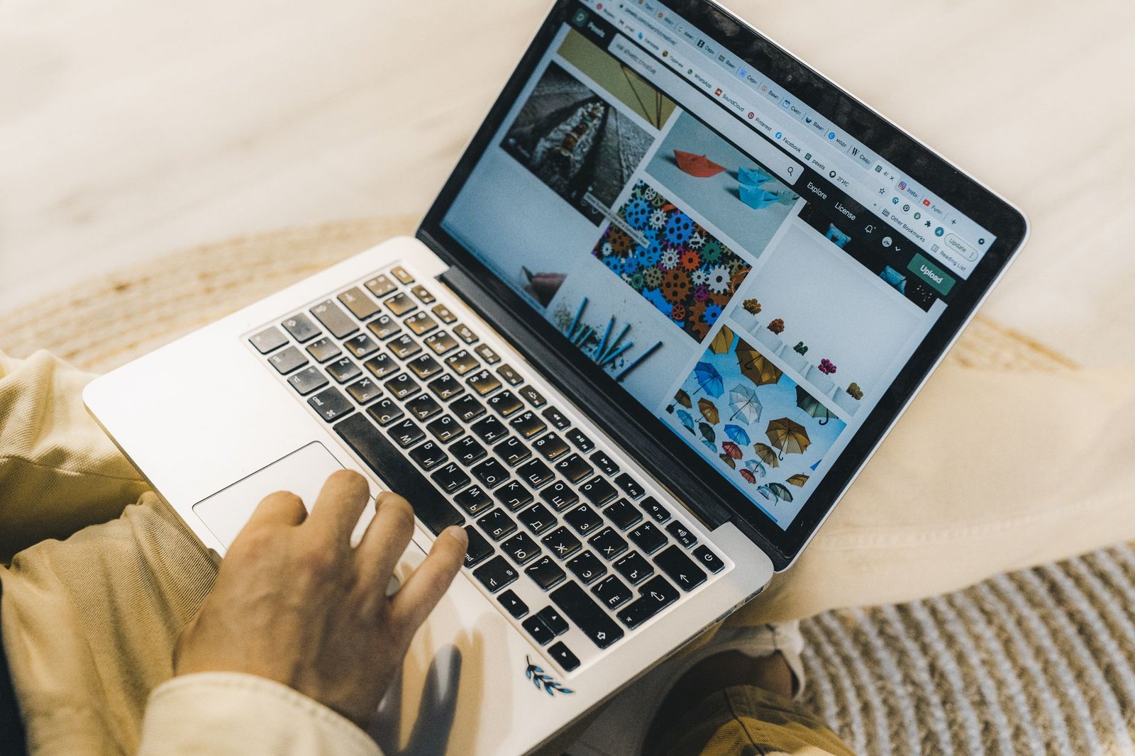 Ilustrasi langkah-langkah memulai bisnis online dari nol dengan laptop, grafik pertumbuhan, dan strategi pemasaran.