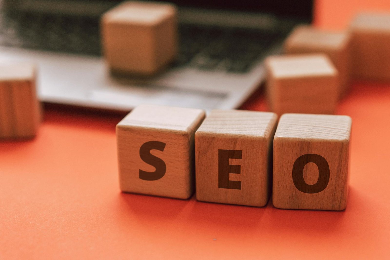 Ilustrasi strategi pemasaran digital untuk UMKM: media sosial, SEO, dan iklan online meningkatkan penjualan.
